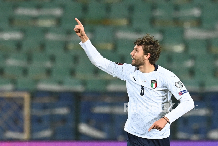 Manuel Locatelli dari Italia merayakan setelah mencetak gol 0-2 selama pertandingan sepak bola kualifikasi Piala Dunia FIFA 2022 antara Bulgaria dan Italia di Sofia, Bulgaria, 28 Maret 2021.