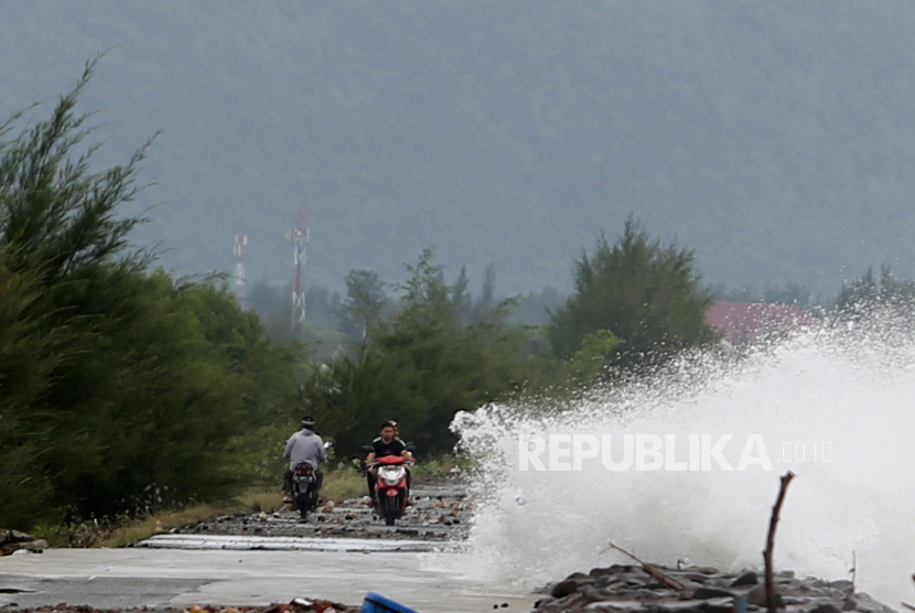 Gelombang tinggi akibat cuaca ekstrem di Aceh (ilustrasi). BMKG meminta warga di wilayah pantai barat selatan Aceh mewaspadai potensi cuaca ekstrem dalam beberapa hari ke depan.