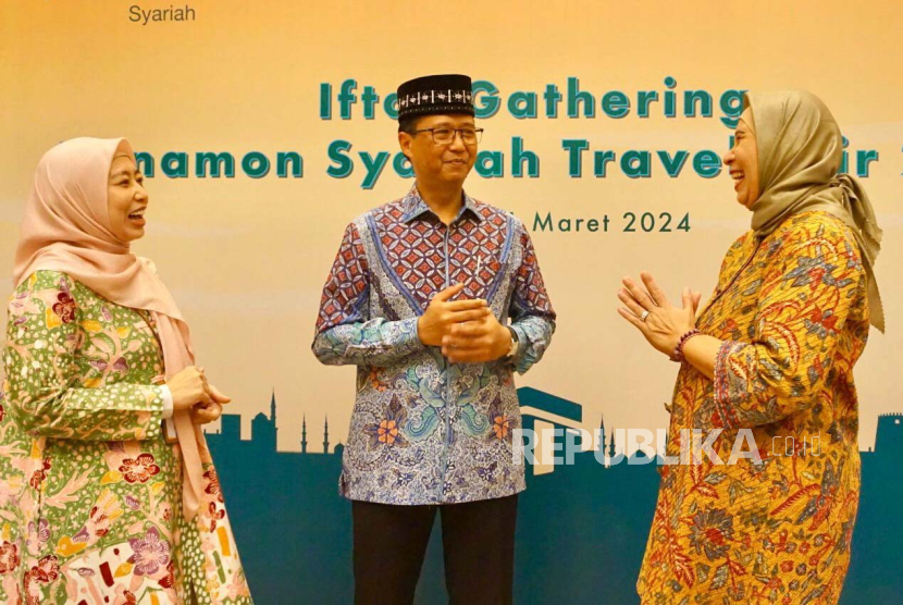 Direktur Syariah & Sustainability Finance Bank Danamon Herry Hykmanto (tengah) saat Media Gathering Danamon Syariah Travel Fair 2024 di Gandaria City, Jakarta Selatan, Jumat (22/3/2024). 