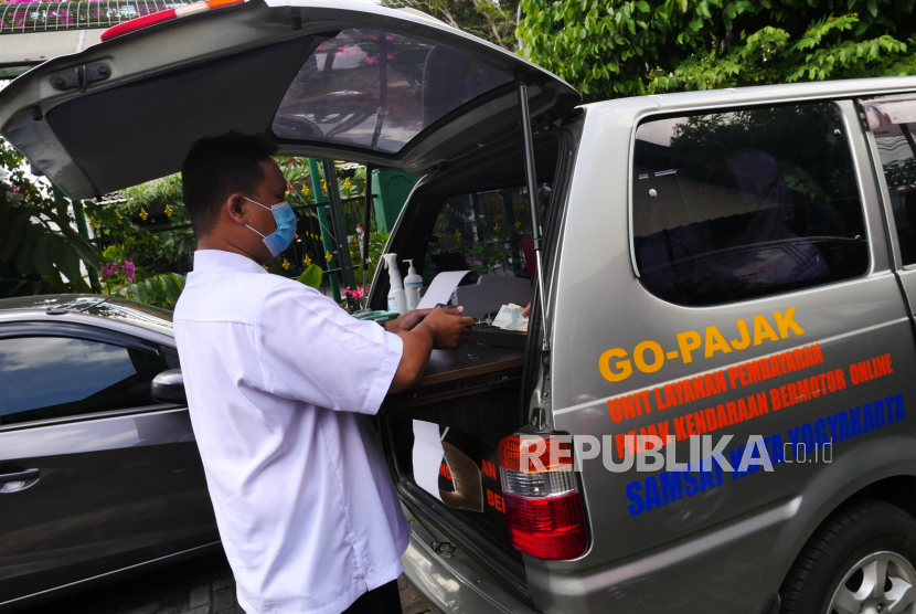 Warga membayar pajak kendaraan melalui loket layanan pembayaran pajak keliling di Kemantren Kraton, Yogyakarta, Rabu (8/9). Pemerintah berupaya meningkatkan kepatuhan sukarela wajib pajak.