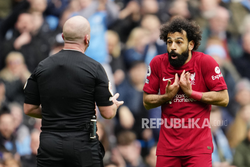  Pemain Liverpool Mohamed Salah memprotes wasit Simon Hooper setelah menerima kartu kuning dalam pertandingan sepak bola Liga Premier Inggris antara Manchester City dan Liverpool di stadion Etihad di Manchester, Inggris, Sabtu (1/4/2023).