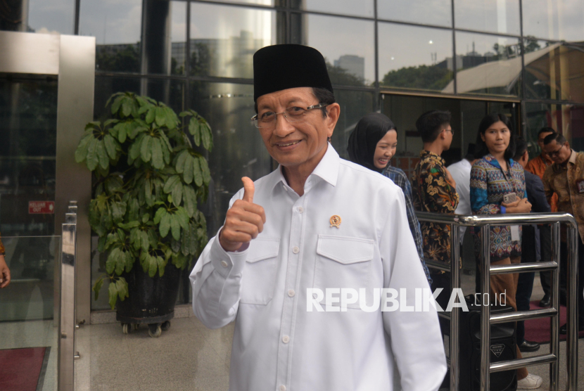 Menteri Agama Nasaruddin Umar usai melakukan pertemuan di Gedung Merah Putih KPK, Jakarta, Selasa (19/11/2024). Pertemuan tersebut dalam rangka meminta KPK untuk memantau dan melakukan pendampingan pada sejumlah program di Kemenag sebagai upaya pencegahan korupsi. 