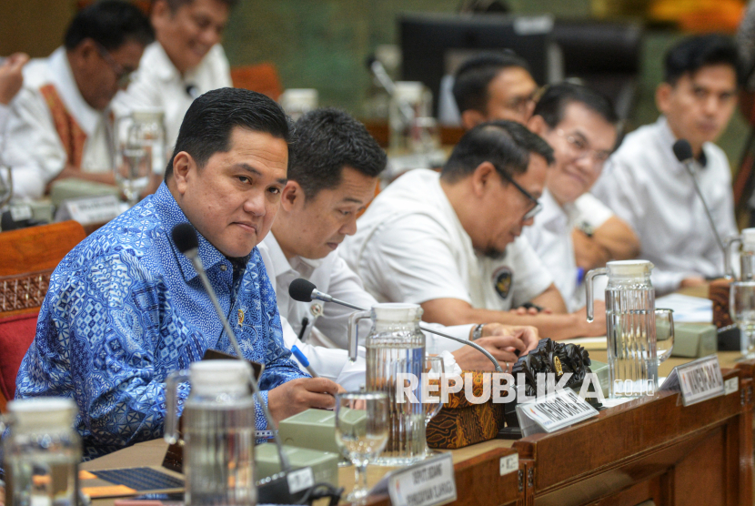 Menpora Erick Thohir mengikuti rapat kerja dengan Komisi X DPR di Kompleks Parlemen, Senayan, Jakarta, Senin (29/9/2024). Rapat kerja tersebut membahas perkenalan serta penyampaian program kerja Menpora yang baru, sekaligus pandangan arah kebijakan pembinaan olahraga dan kepemudaan.