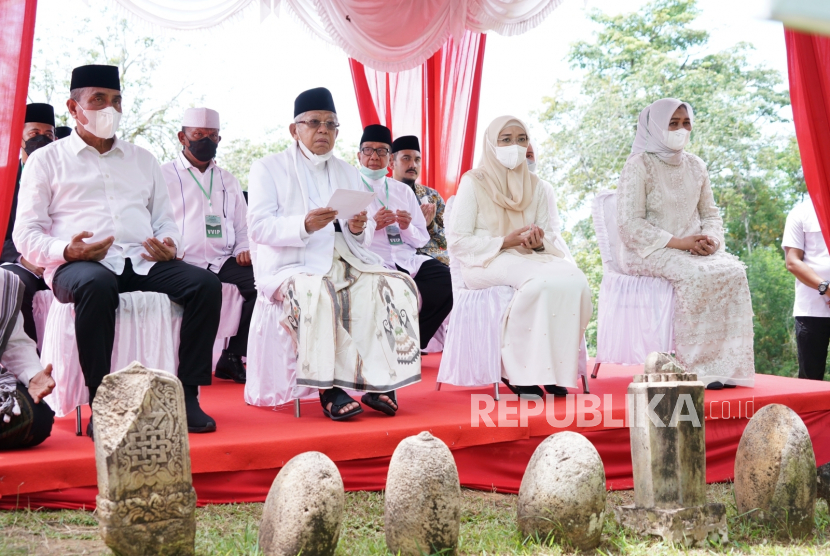 Wakil Presiden Maruf Amin didampingi Gubernur Sumatera Utara Edy Rahmayadi mengunjungi Komplek Makam Mahligai, di Desa Aek Dakka untuk melakukan Ziarah Makam, tahlil dan doa, di Barus, Tapanuli Tengah, Rabu (15/02/2023). BPMI/Setwapres