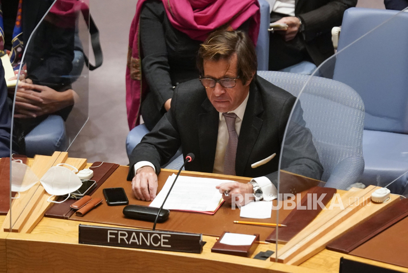 Duta Besar Prancis untuk PBB Nicolas de Riviere berbicara selama pertemuan Dewan Keamanan di markas besar PBB, Ahad, 27 Februari 2022.