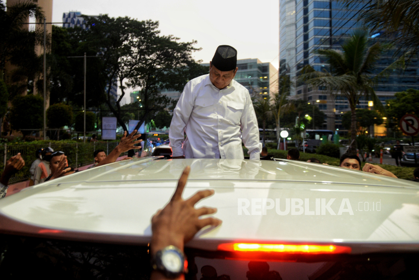 Capres nomor urut dua Prabowo Subianto menyapa relawan usai menghadiri acara Deklarasi Kaukus Generasi Muda Islam (Gemuis) di Balai Sarbini, Jakarta, Senin (18/12/2023). Perkumpulan Generasi Muda Islam mendeklrasikan dukungannya kepada Capres dan Cawapres Prabowo Subianto dan Gibran Rakabuming Raka sebagai Presiden pada Pilpres 2024.