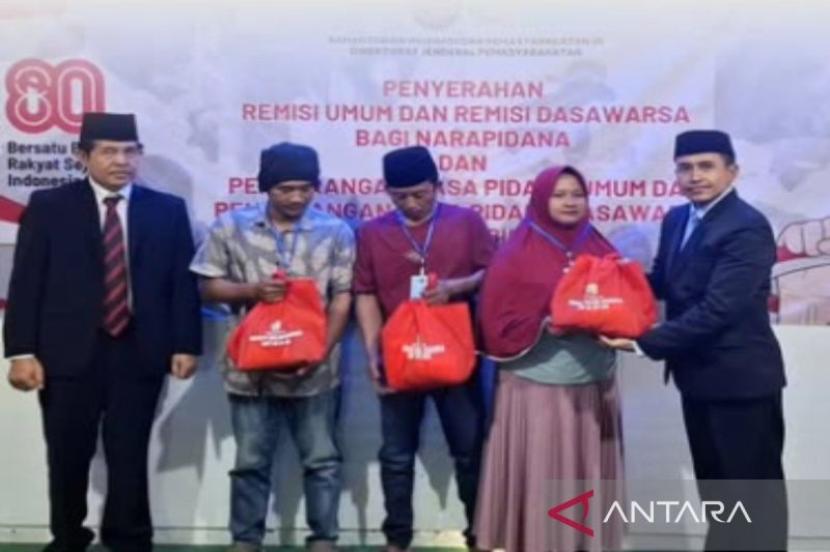 Ratusan narapidana di Rutan Sampang menerima remisi kemerdekaan.