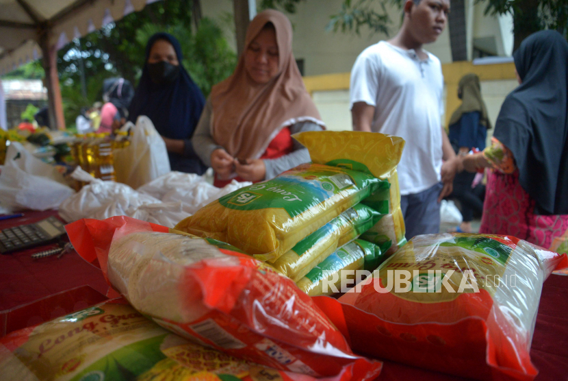 Warga berbelanja kebutuhan saat berlangsungnya pasar murah di GOR Tanah Abang, Jakarta, Selasa (25/10/2022).