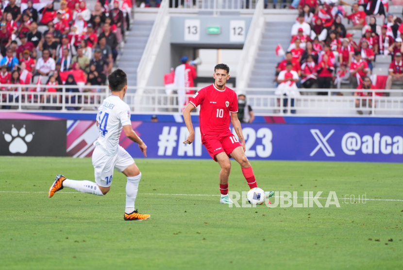Pemain bek Timnas U-23 Indonesia Justin Hubner membawa bola saat melawan tim Uzbekistan pada semifinal Piala Asia U-23 2024 di Stadion Abdullah bin Nasser bin Khalifa, Doha, Qatar, senin (29/4/2024). 