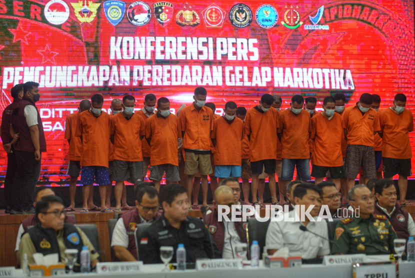 Para tersangka dihadirkan saat rilis pengungkapan peredaran gelap narkotika oleh Dittipidnarkoba Bareskrim Polri bersama Ditresnarkoba Polda jajaran di Gedung Bareskrim Polri, Jakarta, Rabu (22/10/2025). Direktorat Tindak Pidana Narkoba (Dittipidnarkoba) Bareskrim Polri beserta Direktorat Reserse Narkoba Polda jajaran mengungkap 38.934 kasus peredaran narkoba sepanjang Januari hingga Oktober 2025. Adapun total barang bukti narkotika yang disita dari para tersangka sebanyak 197,71 ton.
