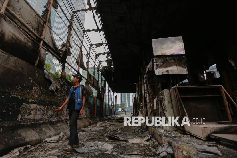 Petugas mengecek aliran listrik di lokasi kerusakan Gerbang Tol Semanggi, Jakarta, Sabtu (30/8/2025). Kerusakan tersebut imbas dari aksi sejumlah elemen masyarakat terkait menuntut pengusutan kasus penabrakan pengemudi ojek online oleh mobil rantis Brimob hingga tewas. Kerusakan tersebut meliputi geebang tol Semanggi 1 dan 2, enam halte yang terbakar serta 16 halte yang rusak. Selain halte, Mako Gegana, Polres Jakarta Timur dan pos Polisi mengalami kerusakan akibat menjadi sasaran amuk massa saat bentrok.