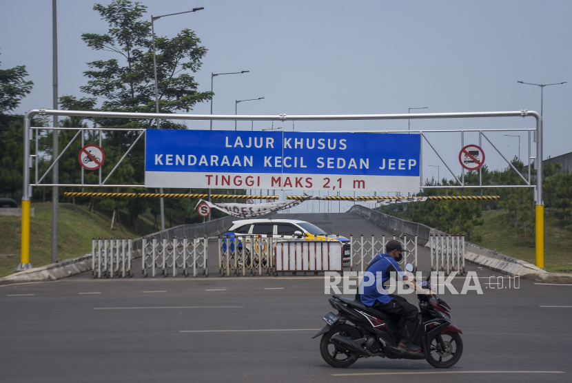 Kendaraan melintas di depan akses masuk KM 149 ruas Tol Padaleunyi di Gedebage, Kota Bandung.