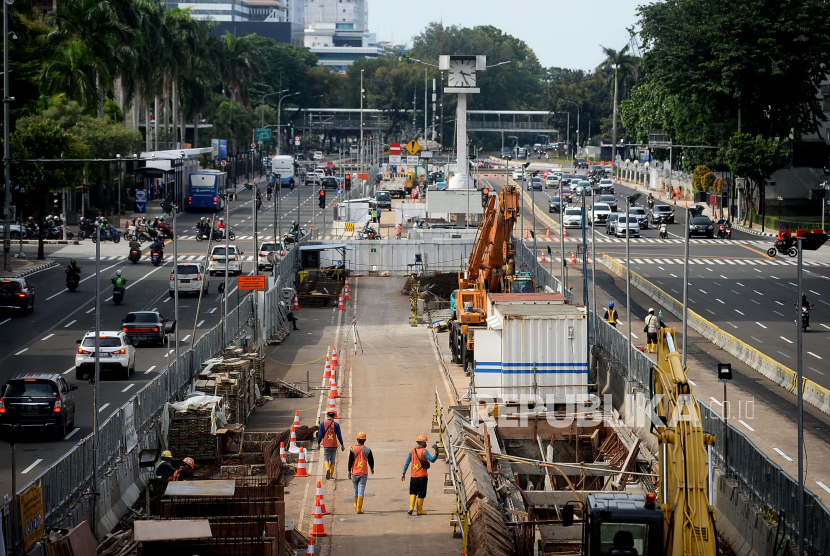 Suasana pembangunan proyek MRT Fase II Bundaran HI-Harmoni di Jalan M.H Thamrin, Jakarta, Sabtu (13/2).Pembangunan jalur MRT Jakarta fase II dipastikan molor akibat pandemi covid-19. Direktur Utama PT MRT Jakarta William Sabandar menuturkan fase II tahap pertama (CP201) dari Bundaran HI hingga Harmoni baru akan selesai pada Maret 2025, Sementara untuk tahap keduanya (CP202), yakni dari Harmoni hingga Mangga Besar, diperkirakan mundur hingga Agustus 2027.Prayogi/Republika.