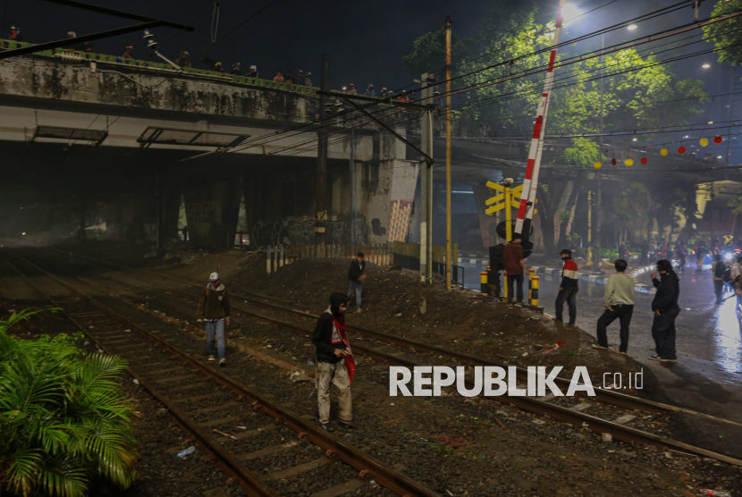 Massa aksi bentrok dengan polisi di perlintasan  KRL di kawasan Pejompongan, Jakarta, Senin (25/8/2025). Aksi yang berawal di Gedung DPR/MPR tersebut berujung ricuh hingga malam hari.