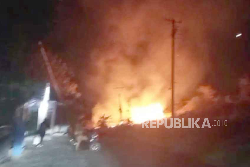 Kebakaran lahan di wilayah Desa Kalimanggis Wetan, Kecamatan Kalimanggis, Kabupaten Kuningan, Jawa Barat, Selasa (19/9/2023) malam. 
