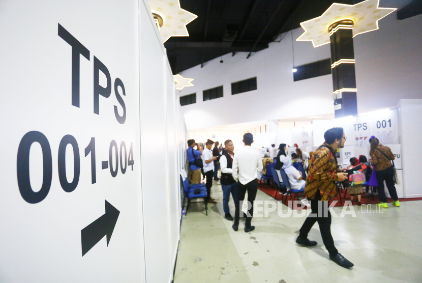 Suasana Tempat Pemungutan Suara (TPS) di World Trade Center (WTC), Kuala Lumpur, Ahad (11/2/2024). Warga Negara Indonesia di Malaysia secara bersamaan menyalurkan suara Pemilu 2024 di Tempat Pemungutan Suara Luar Negeri (TPSLN) pada 11 Februari. 