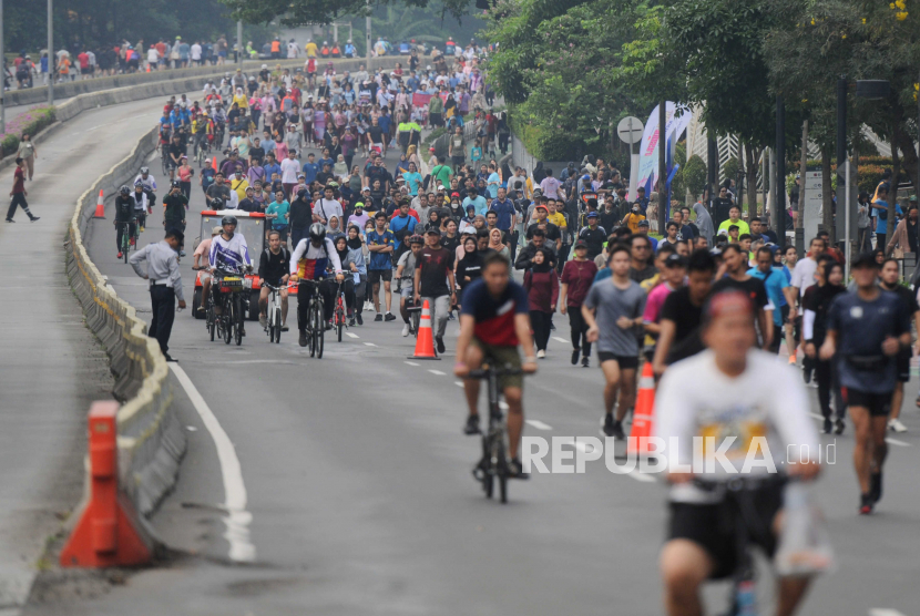 Warga bersepeda saat Hari Bebas Kendaraan Bermotor (HBKB) di Jalan Sudirman, Jakarta, Ahad (7/5/2023). 