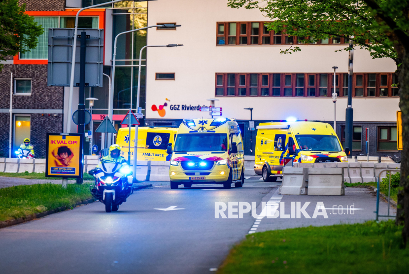 An ambulance carrying a patient from the cruise ship MV Hondius suspected of being infected with hantavirus arrived at the Leiden University Medical Center (LUMC) in Leiden, The Netherlands, Wednesday (6/5/2026).