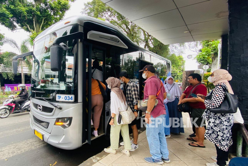Penumpang mengantre untuk naik ke bus Biskita Transpakuan di Halte Bappeda, Kota Bogor. 