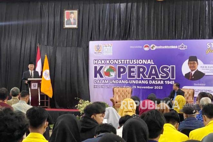 Ketua Dewan Penasihat Dewan Koperasi Indonesia (Dekopin) Jimly Asshiddiqie memberikan paparan saat Studium Generale di Kampus Ikopin University, Rabu (29/11/2023).