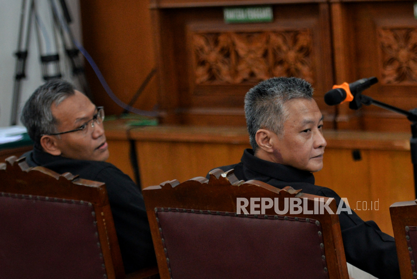 Terdakwa kasus perintangan penyidikan dalam perkara dugaan pembunuhan berencana terhadap Brigadir Nofriansyah Yosua Hutabarat,  Hendra Kurniawan (kanan) bersama Agus Nurpatria (kiri) bersiap menjalani sidang lanjutan di Pengadilan Negeri Jakarta Selatan, Kamis (1/12/2022). Sidang tersebut beragendakan pemeriksaan dua saksi dari anggota Propam Polri yakni Radite Hernawa dan Agus Syariful Hidayat.  