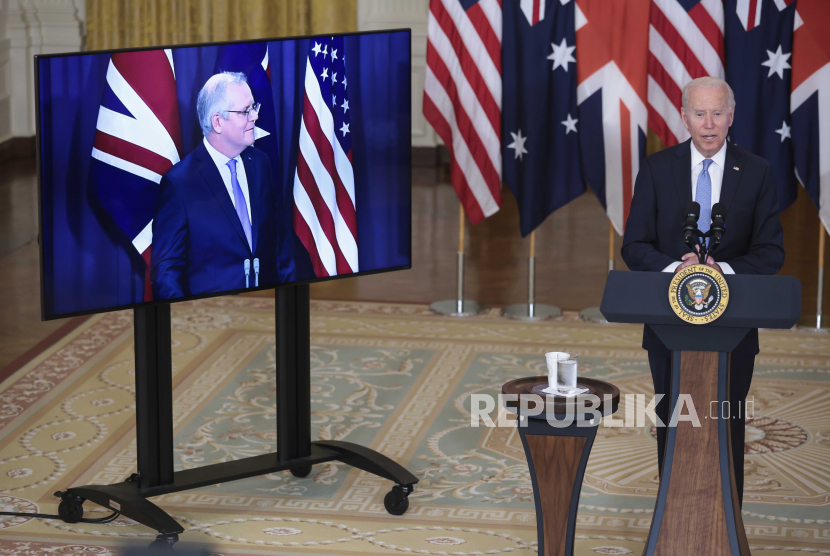  Presiden AS Joe Biden menyampaikan sambutan tentang prakarsa keamanan nasional di Ruang Timur Gedung Putih di Washington, DC, AS, 15 September 2021. Perdana Menteri Australia Scott Morrison (kiri) dan Perdana Menteri Inggris Boris Johnson berpartisipasi secara virtual.