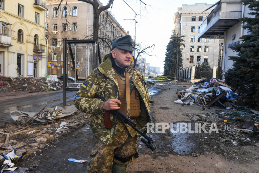 Tentara Ukraina di sebuah jalan di Kharkiv, Ukraina, 20 Maret 2022. Pasukan Rusia memasuki Ukraina pada 24 Februari yang mengakibatkan pertempuran dan kehancuran di negara itu, dan memicu serangkaian sanksi ekonomi yang berat terhadap Rusia oleh negara-negara Barat.
