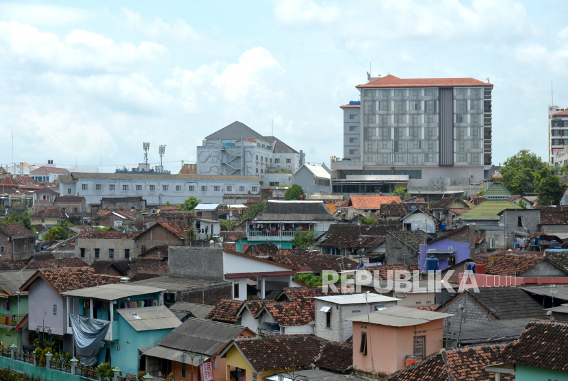 Permukiman padat penduduk di sekitar Sungai Code, Yogyakarta, Kamis (19/1/2023). Wapres sebut pemerintah mengejar penurunan kemiskinan pada tahun ini.