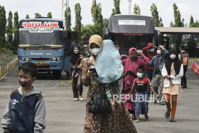 Kemenkes Deteksi Transmisi Lokal Pertama Omicron di Indonesia. Sejumlah penumpang bus berjalan menuju pos pemeriksaan sertifikat vaksin COVID-19 di Cikarang, Kabupaten Bekasi, Jawa Barat, Senin (27/12/2021). Pada kegiatan tersebut petugas memberlakukan vaksin ditempat bagi penumpang yang belum mengikuti vaksnasi dan tes Antigen acak untuk mencegah penyebaran wabah COVID-19.