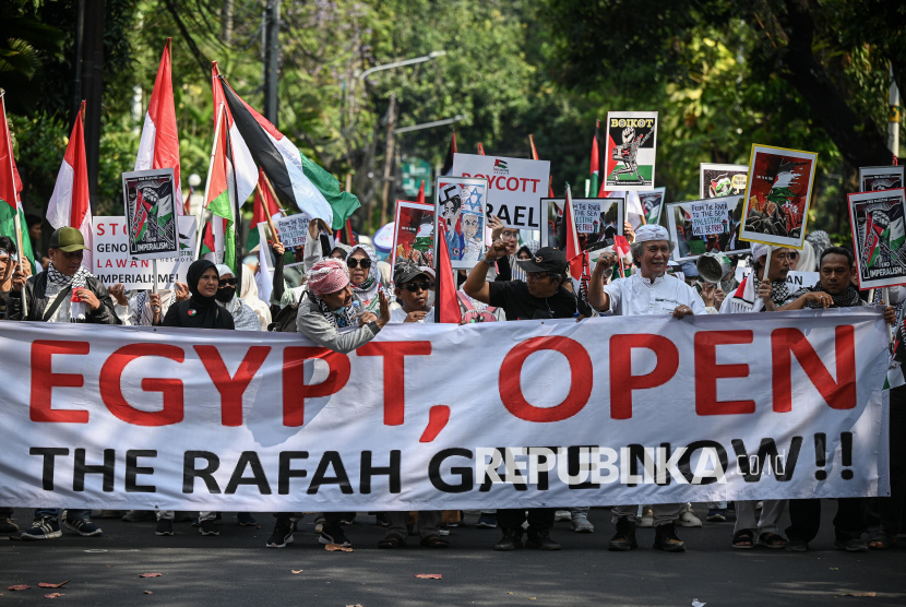 Pengunjuk rasa yang tergabung dalam Free Palestina Network (FPN) membentangkan spanduk dalam aksi bela Palestina di depan Kedutaan Besar Mesir, Jakarta, Sabtu (2/8/2025). Mereka menuntut pemerintah Mesir untuk membuka pintu gerbang perbatasan Mesir-Palestina di Rafah sebagai akses utama pengiriman bantuan kemanusiaan ke Gaza, Palestina. 