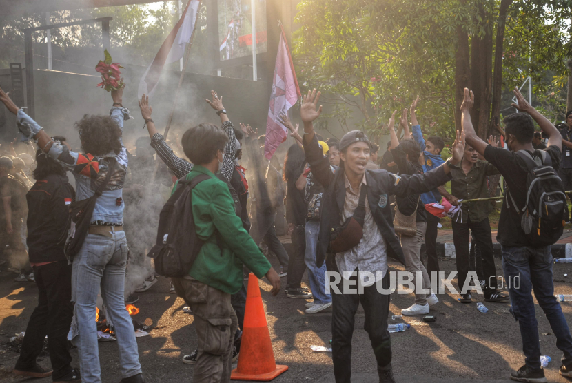 Sejumlah massa aksi berunjuk rasa menolak pengesahan Revisi UU Pilkada di Gerbang Pancasila, Kompleks Parlemen, Senayan, Jakarta, Kamis (22/8/2024). Aksi menolak pengesahan revisi UU Pilkada itu diikuti mahasiswa dari berbagai universitas.