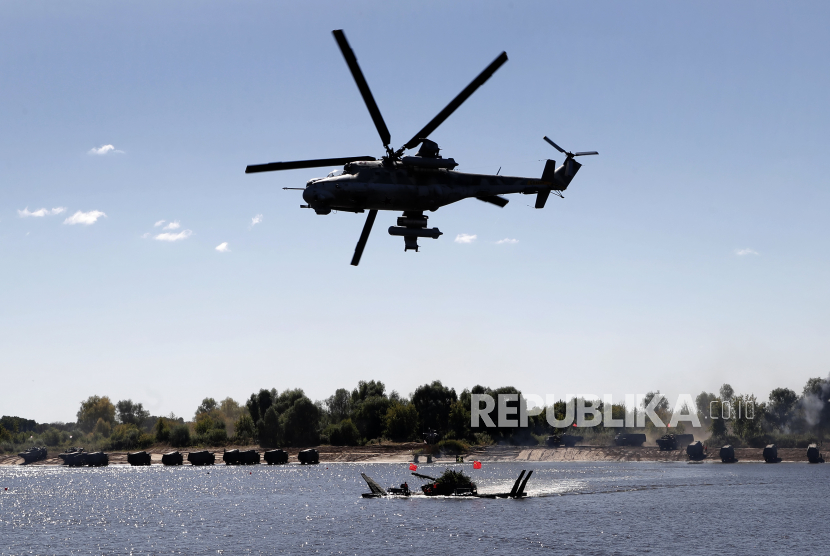 Tentara dari China mengikuti kompetisi Open Water untuk jembatan ponton sebagai bagian dari International Army Games ke-6 2020 di kota Murom, Rusia, 02 September 2020.