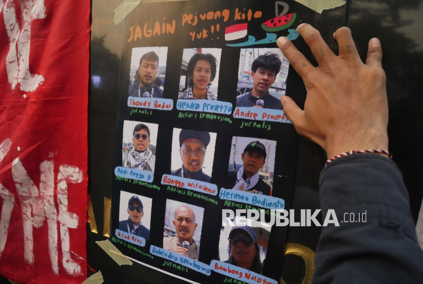 Massa dari berbagai organisasi dan elemen masyarakat menggelar aksi menyerukan pembebasan aktivis kemanusiaan Global Sumud Flotilla (GSF), di Jalan Asia Afrika, Kota Bandung, Selasa (19/5/2026).