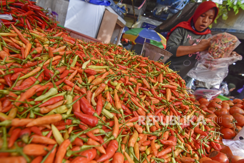 Pedagang membungkus cabai rawit yang dijualnya di Pasar Kebon Roek, Ampenan, Mataram, NTB, Selasa (26/1/2021). 