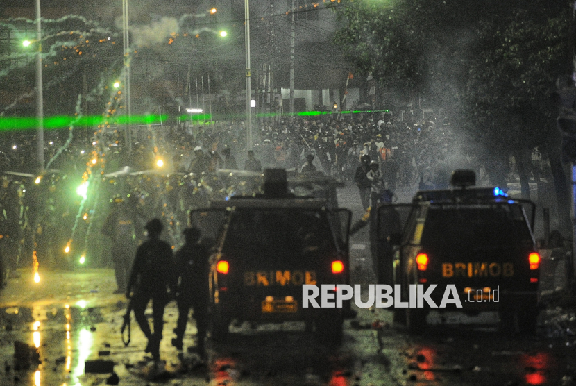 Anggota kepolisian berusaha membubarkan pengunjuk rasa saat aksi 28 Agustus 2025 di Kawasan Pejompongan, Jakarta, Kamis (28/8/2025). Aksi yang digelar untuk mengkritisi kinerja anggota dewan serta pemberian tunjangan perumahan bagi anggota DPR tersebut berakhir ricuh.