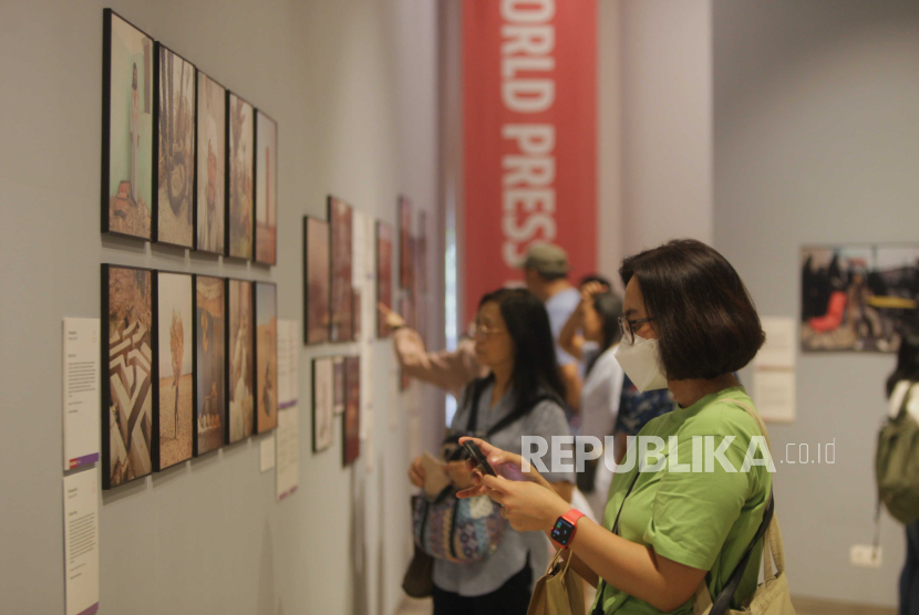Pengunjung melihat pameran World Press Photo pada acara Pasar Belanda di Erasmus Huis, Jakarta, Ahad (10/9/2023) (ilustras)