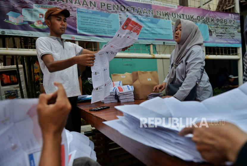 Anggota KPPS bersama saksi perwakilan partai melakukan rekap penghitungan surat suara dari seluruh TPS 