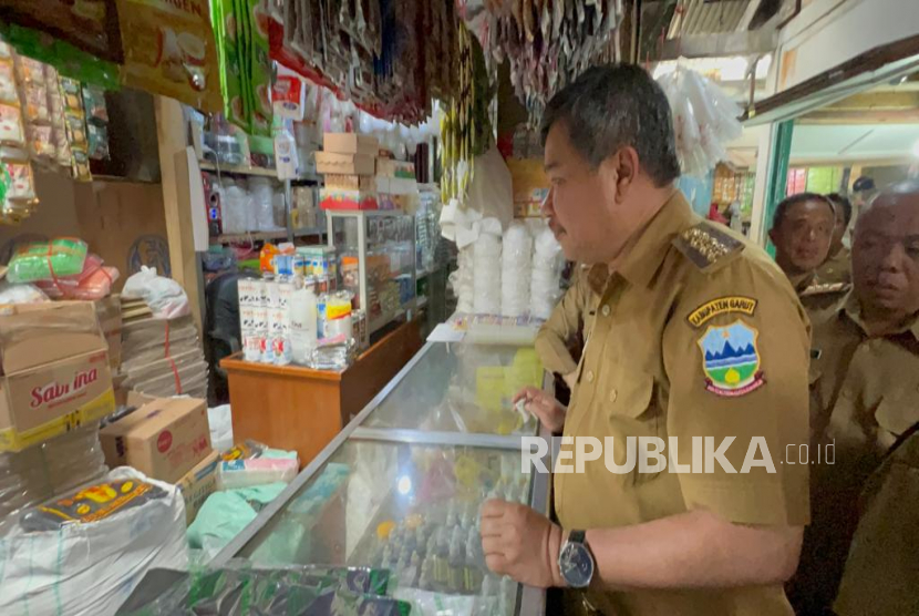 Bupati Garut, Rudy Gunawan, melakukan pemantauan harga bahan pokok di Pasar Guntur Ciawitali di Kecamatan Tarogong Kidul, Kabupaten Garut, Senin (13/02/2023). Menurut dia, terdapat beberapa persoalan mengenai komoditas pangan.