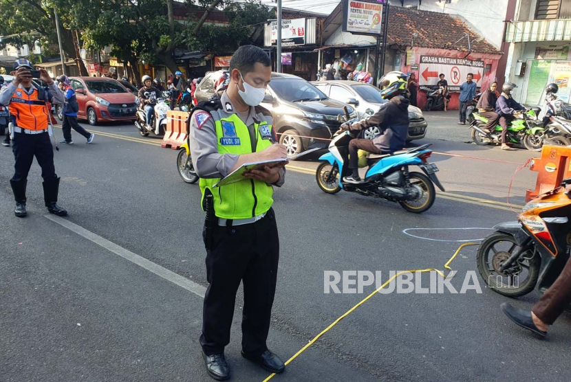 Polisi melakukan olah tempat kejadian perkara (TKP) kecelakaan lalu lintas di sekitar Pasar Cihaurgeulis, Jalan Surapati, Kota Bandung, Jawa Barat, Ahad (28/5/2023). 