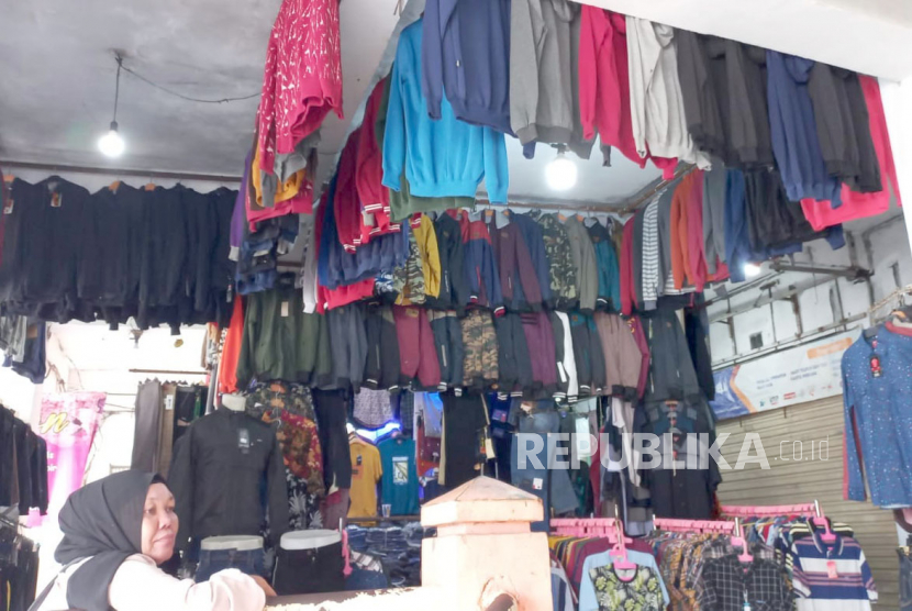 Para pedagang baju bekas sedang menunggu jualannya di  Pasar Baru Kota Bekasi, Senin (20/3/2023). Mereka  mangaku sepi jualan setelah ada arahan Presiden Joko Widodo melarang jual baju bekasi. 