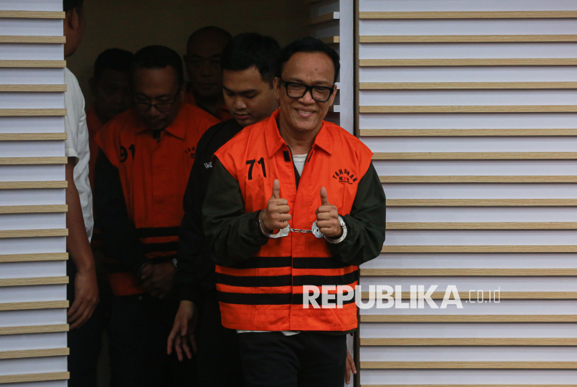 Tersangka Wakil Menteri Ketenagakerjaan Immanuel Ebenezer atau Noel mengenakan rompi tahanan bersama 10 tersangka lainnya saat dihadirkan dalam konferensi pers pengumanan penetapan dan penahanam tersangka di Gedung Merah Putih KPK, Jakarta, Jumat (22/8/2025). KPK resmi menetapkan status tersangka dan menahan Wamenaker Noel bersama 10 tersangka lainnya usai terjaring OTT terkait kasus dugaan pemerasan dalam pengurusan sertifikasi keselamatan dan kesehatan kerja (K3) di Kementerian Ketenagakerjaan. Dalam OTT tersebut, KPK juga menyita sejumlah barang bukti yakni 20 kendaraan mewah diantaranya 14 unit mobil dan 6 unit motor.