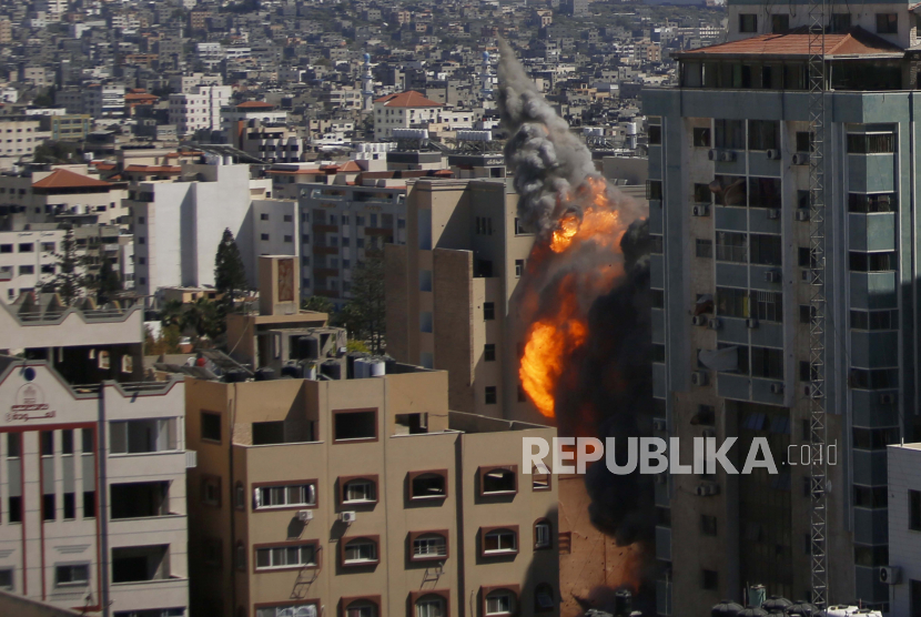 Serangan udara Israel menghantam gedung bertingkat tinggi yang menampung kantor The Associated Press di Kota Gaza, Sabtu, 15 Mei 2021. 