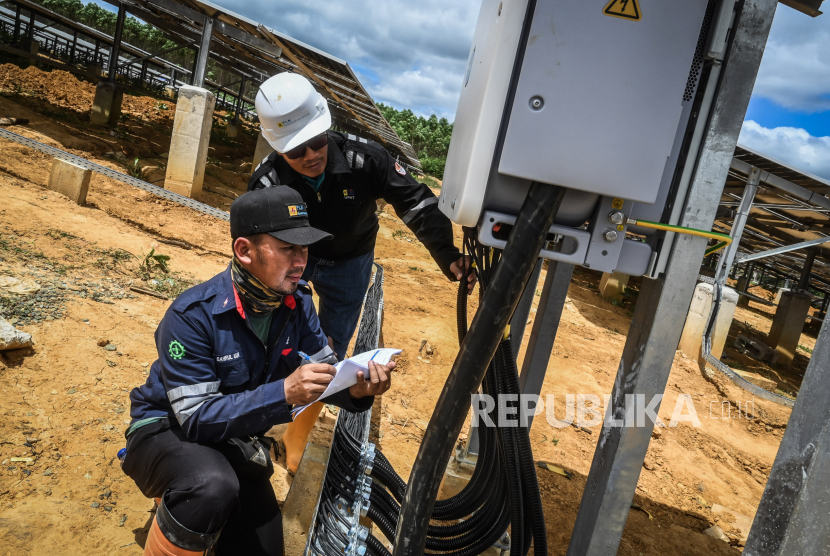 Pekerja mengecek inverter di area pembangunan Pembangkit Listrik Tenaga Surya (PLTS) untuk Ibu Kota Negara (IKN) Nusantara di Penajam Paser Utara, Kalimantan Timur, Kamis (15/2/2024). 
