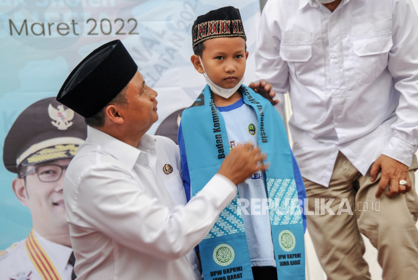 Wakil Gubernur Jawa Barat Uu Ruzhanul Ulum berbincang bersama seorang kafilah. 