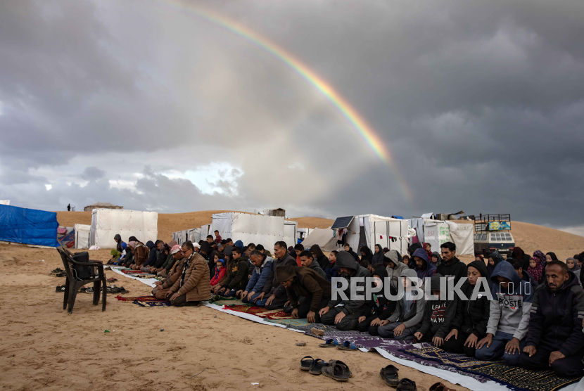 Rakyat Palestina melaksanakan sholat Idul Fitri di dekat tenda pengungsian di Rafah, Jalur Gaza selatan, 10 April 2024. Israel bertekad menyerang Rafah.
