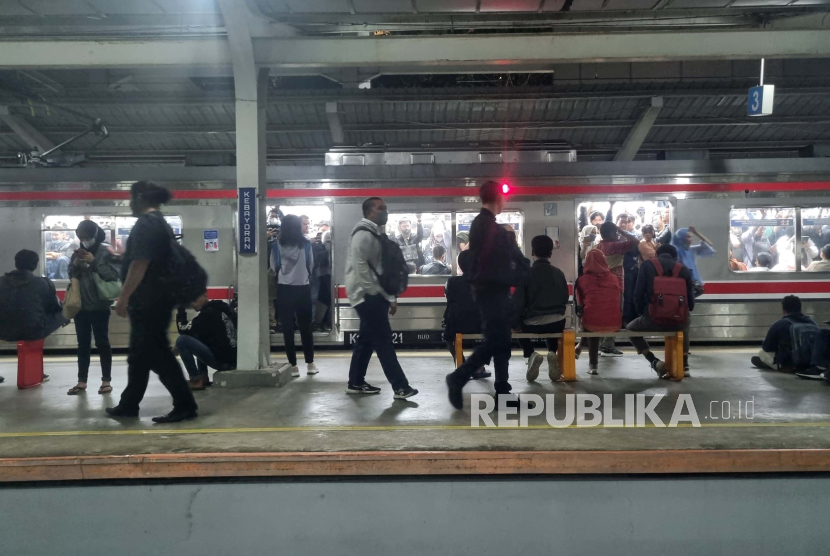 Sejumlah penumpang menunggu keberangkatan rangkaian kereta rel listrik (KRL) Tanah Abang - Rangkas Bitung di Stasiun Kebayoran.