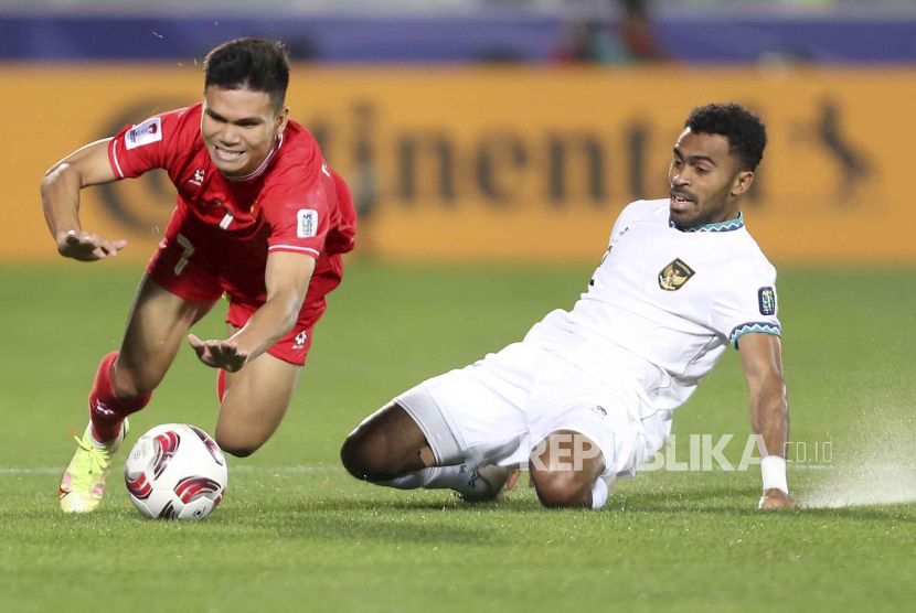 Pemain Indonesia Yakob Sayuri (kanan) berebut bola dengan pemain Vietnam pada pertandingan sepak bola Grup D Piala Asia melawan Vietnam di Stadion Abdullah Bin Khalifa di Doha, Qatar, Jumat (19/1/2024). Indonesia berhasil mengalahkan Vietnam 1-0.