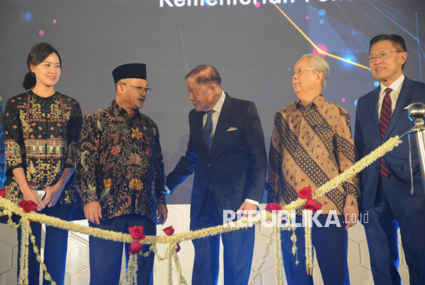 Presiden Universitas Pelita Harapan Stephanie Riady, Menteri Pendidikan Dasar dan Menengah Abdul Muti, Pendiri Lippo Group Mochtar Riady, Rektor Universitas Pelita Harapan Jonathan L. Parapak dan Pendiri Yayasan Pendidikan Pelita Harapan James Riady (dari kiri) berbincang saat peluncuran Faculty of Artificial Intelligence (FAI) UPH di Kementerian Pendidikan Dasar dan Menengah, Jakarta, Rabu (5/3/2025). Universitas Pelita Harapan (UPH) resmi menghadirkan Faculty of Artificial Intelligence (FAI) yang dirancang untuk mencetak pemimpin masa depan yang unggul dalam bidang AI, serta siap menghadapi tantangan dan peluang di era kecerdasan digital. Seiring dengan pesatnya perkembangan kecerdasan buatan (Artificial Intelligence/AI) yang telah menjadi perhatian global di berbagai sektor industri, UPH berkomitmen membekali mahasiswa dengan keterampilan AI lintas disiplin ilmu.