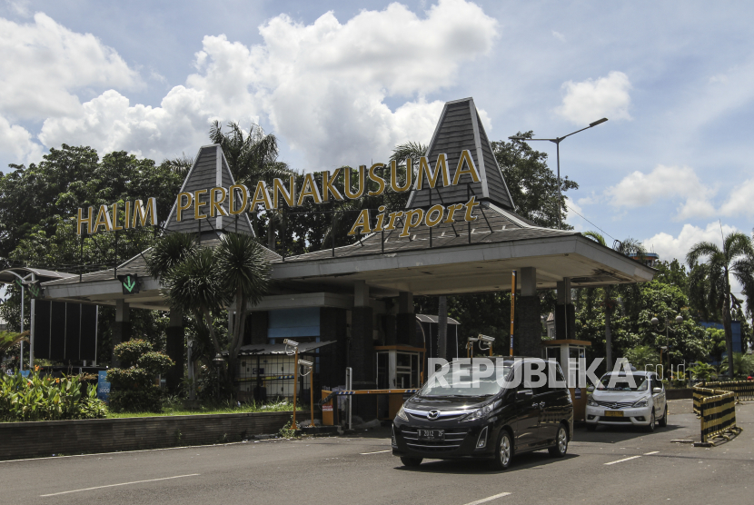 Gerbang Bandara Halim Perdanakusuma, Jakarta Timur, Senin (24/1/2022). 
