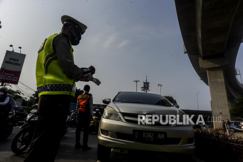 Polisi mengecek plat nomor mobil saat pemberlakuan ganjil genap di kawasan Fatmawati, Jakarta (ilusrasi). Direktorat Lalu Lintas Polda Metro Jaya meniadakan kebijakan ganjil genap nomor polisi kendaraan di 13 ruas jalan di Jakarta selama libur Lebaran 29 April hingga 8 Mei 2022. 